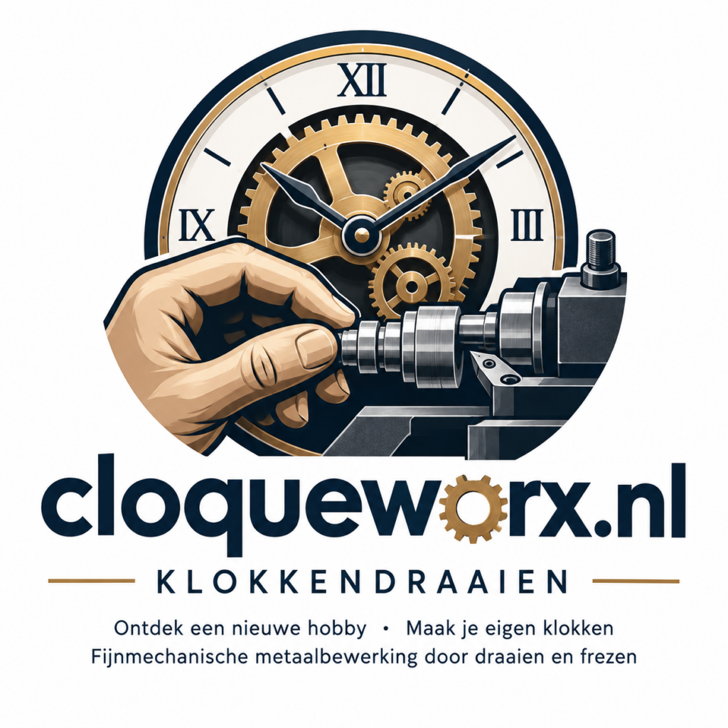 Logo volledig cloqueworx, klokkendraaier. Combinatie van klok en draaibank.
